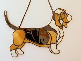 Basset artezyjsko-normandzki  -  zawieszka witrażowa