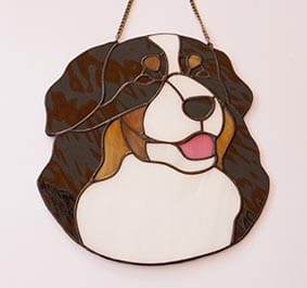 Berneński pies pasterski głowa - zawieszka witrażowa 