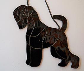 Czarny terier  -  zawieszka witrażowa