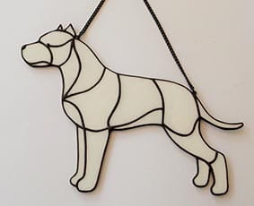 Dog argentyński  kopiowany - zawieszka witrażowa 