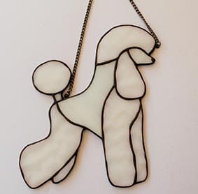 Pudel Średni młodzieżowy sylwetka - zawieszka witrażowa 