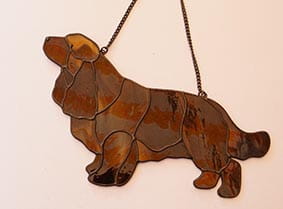 Sussex spaniel  -  zawieszka witrażowa 