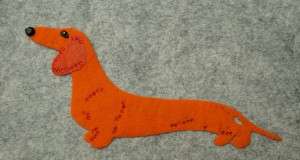 Jamnik krótkowłosy  - aplikacja filcowa 